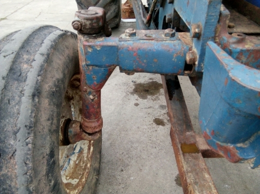 รถไถ FORD รุ่น 5000 มีอุปกรณ์ใบมีดดันหน้า