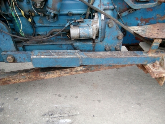 รถไถ FORD รุ่น 5000 มีอุปกรณ์ใบมีดดันหน้า