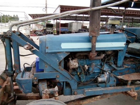 รถไถ FORD รุ่น 5000 มีอุปกรณ์ใบมีดดันหน้า