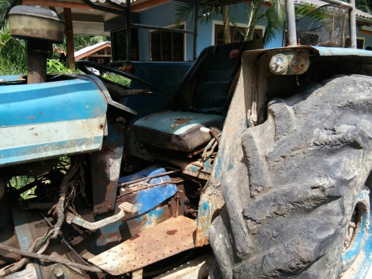 รถไถ FORD รุ่น 5000 มีอุปกรณ์ใบมีดดันหน้า