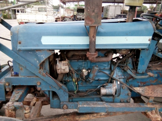 รถไถ FORD รุ่น 5000 มีอุปกรณ์ใบมีดดันหน้า