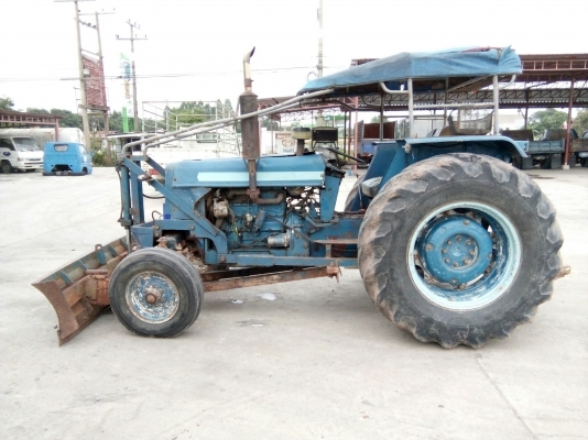 รถไถ FORD รุ่น 5000 มีอุปกรณ์ใบมีดดันหน้า
