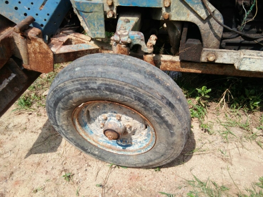 รถไถ FORD รุ่น 5000 มีอุปกรณ์ใบมีดดันหน้า