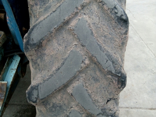 รถไถ FORD รุ่น 5000 มีอุปกรณ์ใบมีดดันหน้า