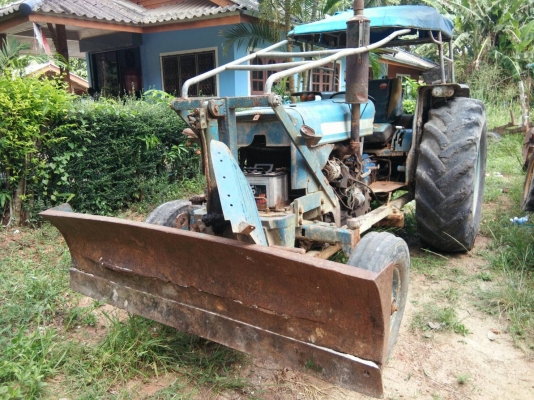 รถไถ FORD รุ่น 5000 มีอุปกรณ์ใบมีดดันหน้า