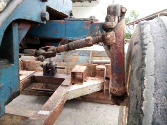 รถไถ FORD รุ่น 5000 มีอุปกรณ์ใบมีดดันหน้า