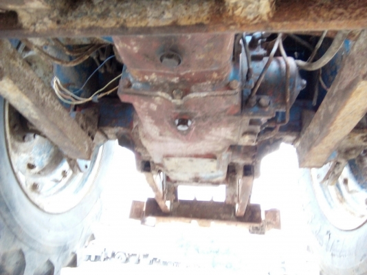 รถไถ FORD รุ่น 5000 มีอุปกรณ์ใบมีดดันหน้า