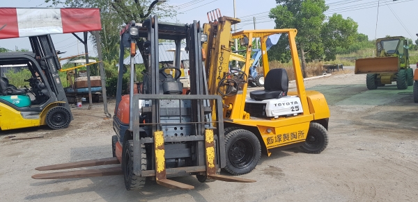 ขายด่วนรถยก TOYOTAชั่วโม่งทำงานน้อย 4FG25ยก2.5ตันเสาสูง3เมตรแผงงาสไลด์รถนอกนำเข้ายังไม่เคยใช้งานในเมืองไทยเลย