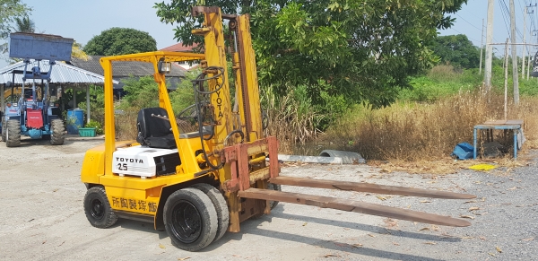 ขายด่วนรถยก TOYOTAชั่วโม่งทำงานน้อย 4FG25ยก2.5ตันเสาสูง3เมตรแผงงาสไลด์รถนอกนำเข้ายังไม่เคยใช้งานในเมืองไทยเลย