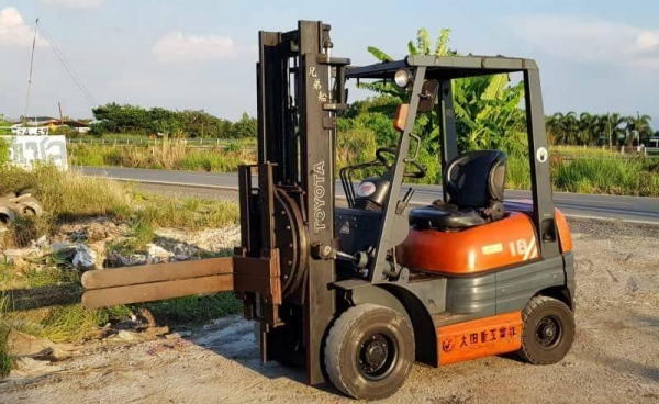 ขายด่วนรถยก TOYOTAชั่วโม่งทำงานน้อย 6FG18ยก2ตันเสาสูง3เมตรงาหมูนได้รถนอกนำเข้ายังไม่เคยใช้งานในเมืองไทยเลย