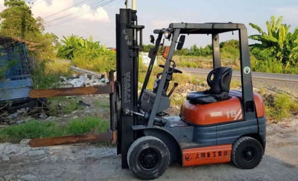 ขายด่วนรถยก TOYOTAชั่วโม่งทำงานน้อย 6FG18ยก2ตันเสาสูง3เมตรงาหมูนได้รถนอกนำเข้ายังไม่เคยใช้งานในเมืองไทยเลย