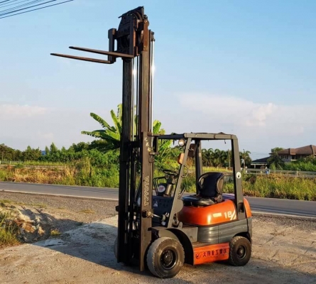 ขายด่วนรถยก TOYOTAชั่วโม่งทำงานน้อย 6FG18ยก2ตันเสาสูง3เมตรงาหมูนได้รถนอกนำเข้ายังไม่เคยใช้งานในเมืองไทยเลย