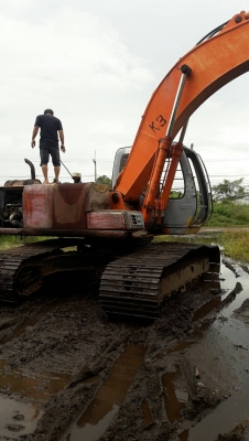 HITACHI EX200-5 รถใช้งานดีไม่โหลด เครื่องปั้มดี โช่ใหม่สองเส้น รถอยู่ภาคอิสาน ราคา 560,000บ. สนใจ 0835601591 หรือ 0903494058