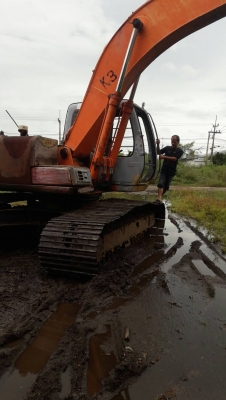 HITACHI EX200-5 รถใช้งานดีไม่โหลด เครื่องปั้มดี โช่ใหม่สองเส้น รถอยู่ภาคอิสาน ราคา 560,000บ. สนใจ 0835601591 หรือ 0903494058