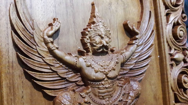 ไม้พะยอมแกะสลัก เป็นไม้มงคล