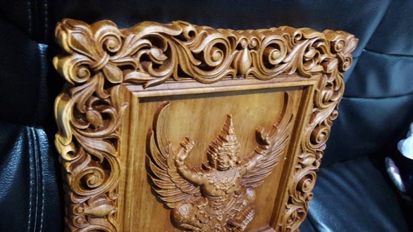 ไม้พะยอมแกะสลัก เป็นไม้มงคล