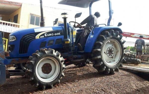 รถเข้าใหม่#ปัญญาแทรคเตอร์..จัดมาให้ครับ ด่วน 215,000 บาท. รถแทรคเตอร์ ยูโร 60k 60แรงม้า ปี56 พร้อมใบมีดคานล่าง มีเล่มทะเบียน สภาพพร้อมใช้