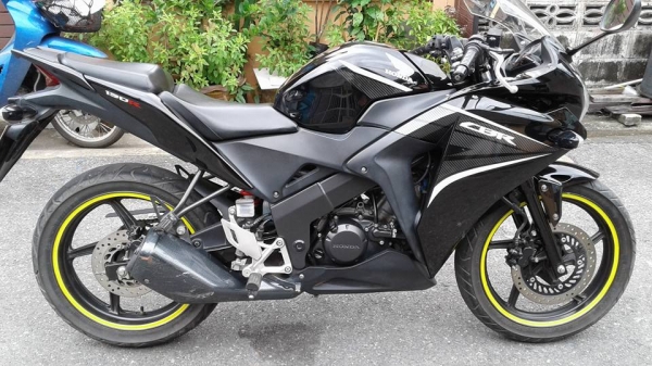 ขาย 36,000 บาท Honda CBR 150 i ปี 57 เครื่องดีเดิมๆ รถวิ่งสองหมื่นกว่าโล ภายนอกมีรอยล้ม ไม่แรงข้างขว