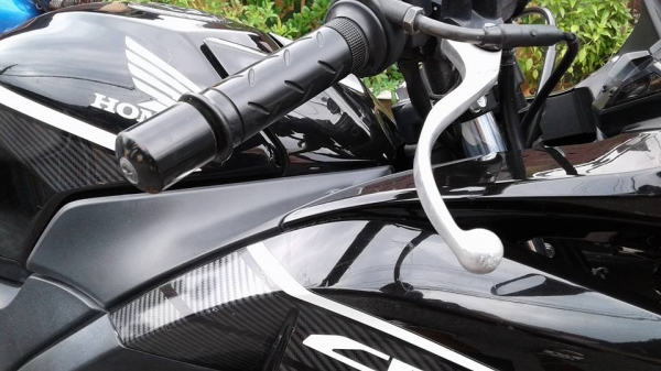 ขาย 36,000 บาท Honda CBR 150 i ปี 57 เครื่องดีเดิมๆ รถวิ่งสองหมื่นกว่าโล ภายนอกมีรอยล้ม ไม่แรงข้างขว