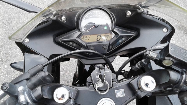 ขาย 36,000 บาท Honda CBR 150 i ปี 57 เครื่องดีเดิมๆ รถวิ่งสองหมื่นกว่าโล ภายนอกมีรอยล้ม ไม่แรงข้างขว ขาย 36,000 บาท Honda CBR 150 i ปี 57 เครื่องดีเดิมๆ รถวิ่งสองหมื่นกว่าโล ภายนอกมีรอยล้ม ไม่แรงข้างขว