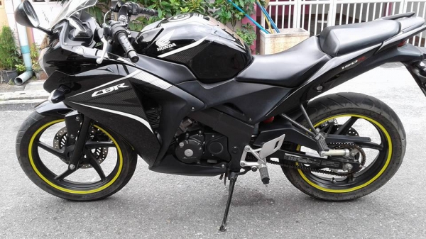 ขาย 36,000 บาท Honda CBR 150 i ปี 57 เครื่องดีเดิมๆ รถวิ่งสองหมื่นกว่าโล ภายนอกมีรอยล้ม ไม่แรงข้างขว