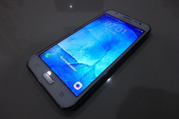 Samsung Galaxy J5 (SM-J500G) มีที่ชาร์ท ปลอกยาง จอติดฟีล์ม สภาพใหม่ ส่งฟรี