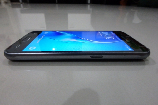 Samsung Galaxy J1 2016 สภาพใหม่ จอติดฟีล์ม มีที่ชาร์ท มีประกันถึง พ.ย. 60 ส่งฟรี
