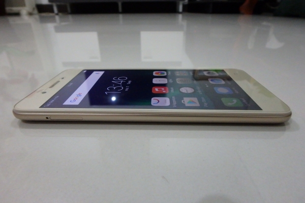 VIVO Y53 สีทอง มีที่ชาร์ท จอติดฟีล์มแล้ว สภาพใหม่มาก มีประกันศูนย์ถึง 17/8/2561 ส่งฟรี