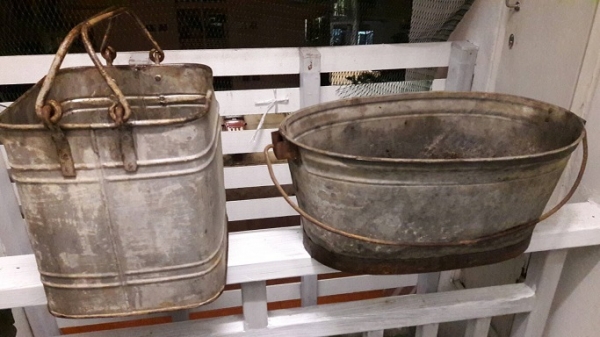 ขายถังหรือกระป๋องน้ำสังกะสีเก่าโบราณ