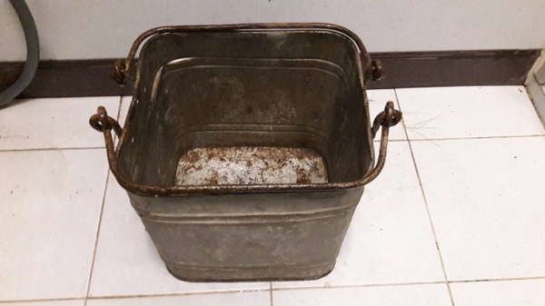 ขายถังหรือกระป๋องน้ำสังกะสีเก่าโบราณ