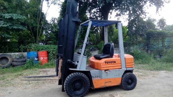 ขายรถโฟล์คลิฟท์ TOYOTA เครื่องดีเซล ยกได้ 2 ตัน เสายืดสูง 4 เมตร ยางใหม่ 4 เส้น
