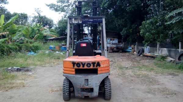 ขายรถโฟล์คลิฟท์ TOYOTA เครื่องดีเซล ยกได้ 2 ตัน เสายืดสูง 4 เมตร ยางใหม่ 4 เส้น ขายรถโฟล์คลิฟท์ TOYOTA เครื่องดีเซล ยกได้ 2 ตัน เสายืดสูง 4 เมตร ยางใหม่ 4 เส้น