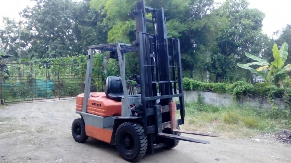 ขายรถโฟล์คลิฟท์ TOYOTA เครื่องดีเซล ยกได้ 2 ตัน เสายืดสูง 4 เมตร ยางใหม่ 4 เส้น ขายรถโฟล์คลิฟท์ TOYOTA เครื่องดีเซล ยกได้ 2 ตัน เสายืดสูง 4 เมตร ยางใหม่ 4 เส้น