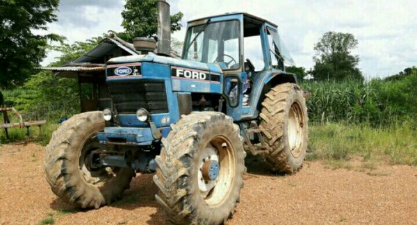 ขาย!! >>> รถไถ Ford8210 4X4 พร้อมใช้งาน คานหน้า ZF ราคา 445,000 บาท  <<<  เบอร์ติดต่อ 098-7155789 086-4631102