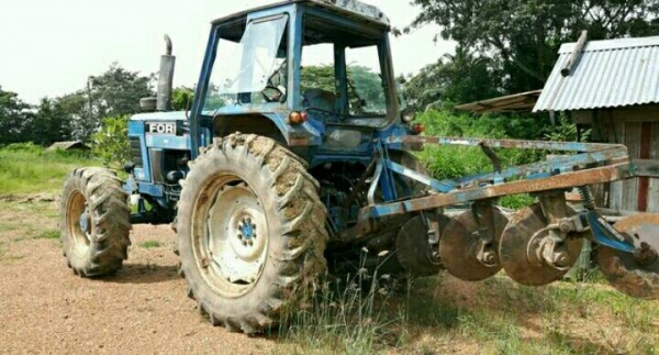 ขาย!! >>> รถไถ Ford8210 4X4 พร้อมใช้งาน คานหน้า ZF ราคา 445,000 บาท  <<<  เบอร์ติดต่อ 098-7155789 086-4631102