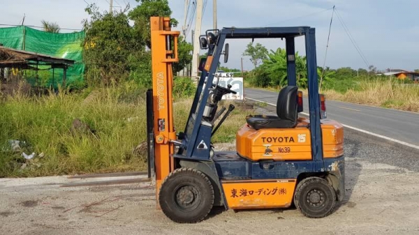 ขายด่วนรถยก TOYOTAชั่วโม่งทำงานน้อย 5FG15ยก1.5ตันเสาสูง3เมตรรถนอกนำเข้ายังไม่เคยใช้งานในเมืองไทยเลย