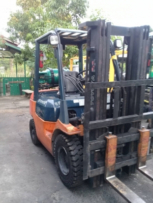 +++ ขายโฟล์คลิฟท์  TOYOTA 7FG25  เครื่องยนต์เบนซิน แก๊ส  เสา   4.3  เมตร   3 ท่อน  ฟูลฟรีเข้าตู้    งาสไลด์ซ็าย + ขวา  เกียร์ธรรมดา  ยางตันใหม่ครับ