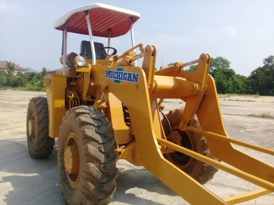 รถตัก ดิสเบรคหน้าหลัง ยาว ดี สภาพพร้อมใช้ รถสวยมาก เอกสารใบซื้อขาย ราคาต่อรองได้ สนใจติดต่อ 096-825-1956(คุณอ๊อด)