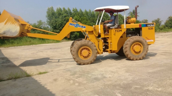 รถตัก ดิสเบรคหน้าหลัง ยาว ดี สภาพพร้อมใช้ รถสวยมาก เอกสารใบซื้อขาย ราคาต่อรองได้ สนใจติดต่อ 096-825-1956(คุณอ๊อด)