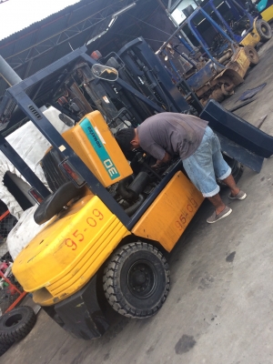 ขาย โฟรคลิฟท์ โคมะสุ 2.5 ตัน ดีเซล เสาทูฟรี ไซชิบเข้าตู้ 3 เมตร