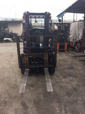 ขาย โฟรคลิฟท์ โคมะสุ 2.5 ตัน ดีเซล เสาทูฟรี ไซชิบเข้าตู้ 3 เมตร