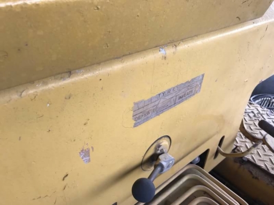 ขายเหมา 3 คัน 755,000 บาท รถบดล้อยาง 7 ล้อ DYNAPAC CP221 สภาพพอใช้ เครื่องดี เกียร์ดี เอกสารเล่มทะเบียน  รถอยู่ จ.ปทุมธานี โทร&amp;ไอดีไลน์ 0610710295