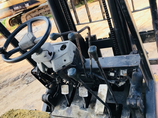 ขายรถโฟคลิฟ KOMATSU  ดีเชล เกียรธรรมดา ขนาด2 ตัน เสาสูง 3เมตร พร้อมใช้