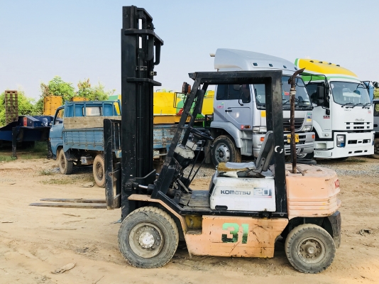 ขายรถโฟคลิฟ KOMATSU  ดีเชล เกียรธรรมดา ขนาด2 ตัน เสาสูง 3เมตร พร้อมใช้