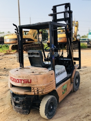 ขายรถโฟคลิฟ KOMATSU  ดีเชล เกียรธรรมดา ขนาด2 ตัน เสาสูง 3เมตร พร้อมใช้