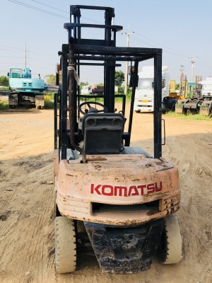 ขายรถโฟคลิฟ KOMATSU  ดีเชล เกียรธรรมดา ขนาด2 ตัน เสาสูง 3เมตร พร้อมใช้