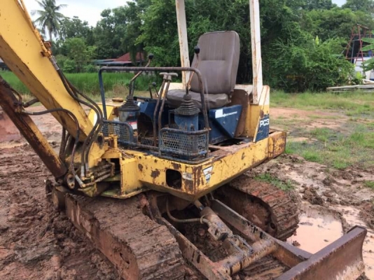 KOMATSU PC 30-6 KOMATSU PC 30-6