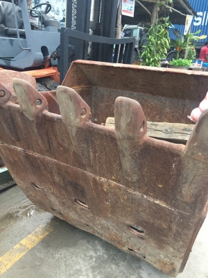 บุ้งกี๋พร้อมหัวกัด