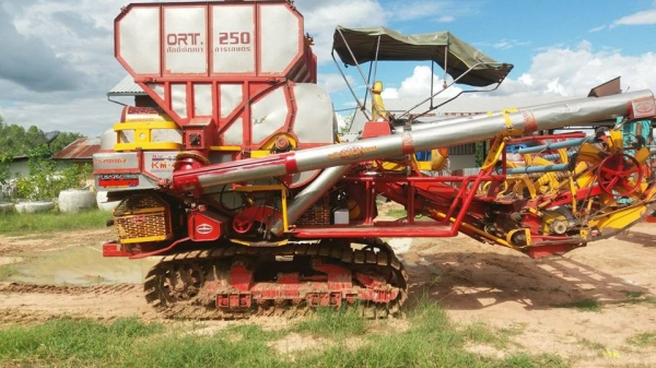 ขายรถเกี่ยวข้าว ศักดิ์พัฒนาKM48 เครื่อง6HH1โบว์ ฟิตใหม่ ช่วงล่าง12ปั๊ม23เช็คพร้อมลงงาน