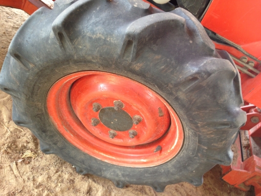 ***ขายดาวน์*** รถไถ 2เพลา ส้มๆ  KUBOTA L3608 ปี54 ใช้งานน้อย 1,6xx ชั่วโมง เครื่องดี ไม่เยิ้ม ไม่ไอ ไม่หลวม แรงดี งานไม่มีโหลด แขนไม่ปะไม่ดาม สีสวยไม่ซีด ยางดีสวย4เส้น พร้อมอุปกรณ์ 2ชิ้น ใบดัน และ ผาน6 ดาวน์เปลี่ยนสัญญาผ่อนต่อได้เลย ไม่ต้องโดนดอกเพิ่ม พร้